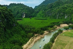 Bay trên miền di sản: Khi đá núi kể chuyện và sông ngàn hát ca