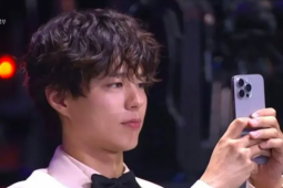 Khoảnh khắc  ' gây bão '  của Park Bo Gum dành cho IU