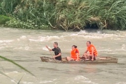 Khen thưởng 2 người liều mình cứu 3 nạn nhân mắc kẹt giữa dòng lũ chảy xiết