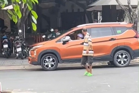 CLIP: "Đứng hình" với pha lùi xe khó hiểu của một nữ tài xế ở An Giang