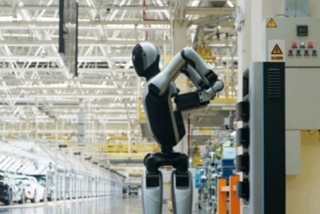 Trung Quốc gây sốc với robot hình người biết tự thay pin đầu tiên trên thế giới