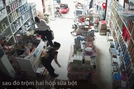 Ông lão xách cặp vào cửa hàng trộm sữa