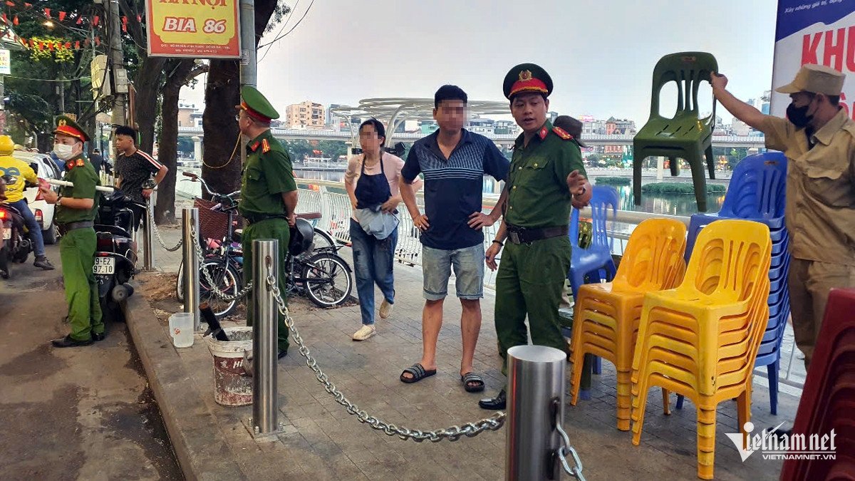 Nghe lời chủ quán, nhiều người ở Hà Nội sững sờ vì bị xử phạt - 9