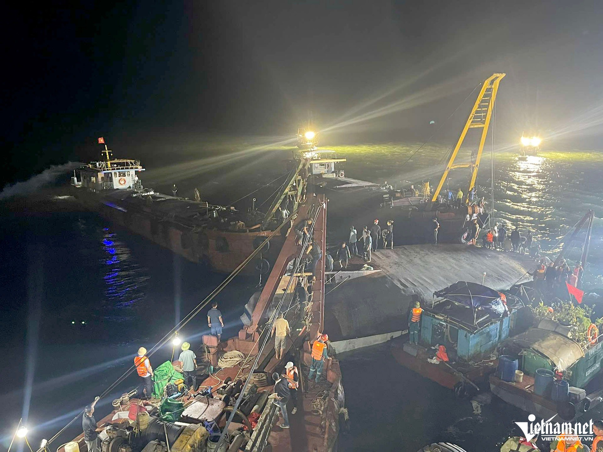 Đến 23h45, có tổng cộng 4 xà lan cẩu được điều tới hiện trường để hỗ trợ việc lật tàu du lịch trở lại. Ảnh: Phạm Công