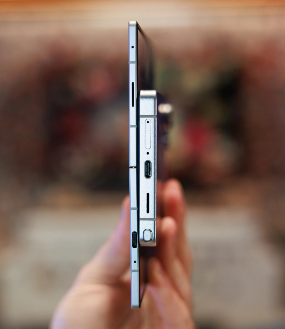Galaxy S25 Ultra tích hợp bút S Pen ngay trong thân máy.
