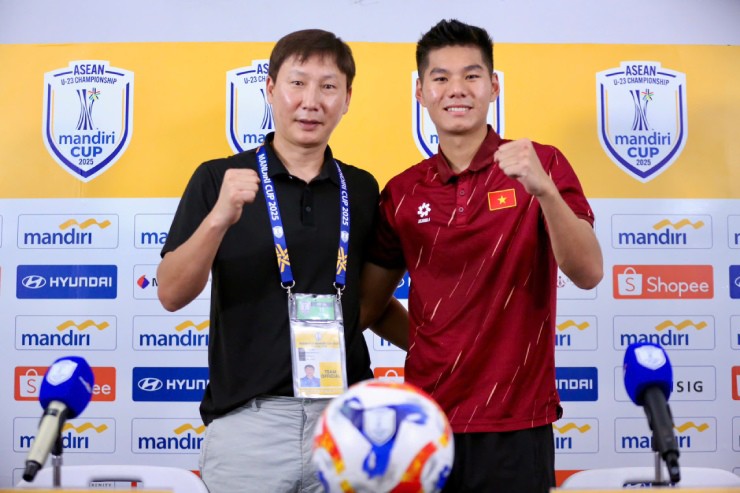 HLV Kim Sang Sik cùng hậu vệ Nguyễn Hiểu Minh, tác giả 2 bàn thắng vào lưới U23 Lào