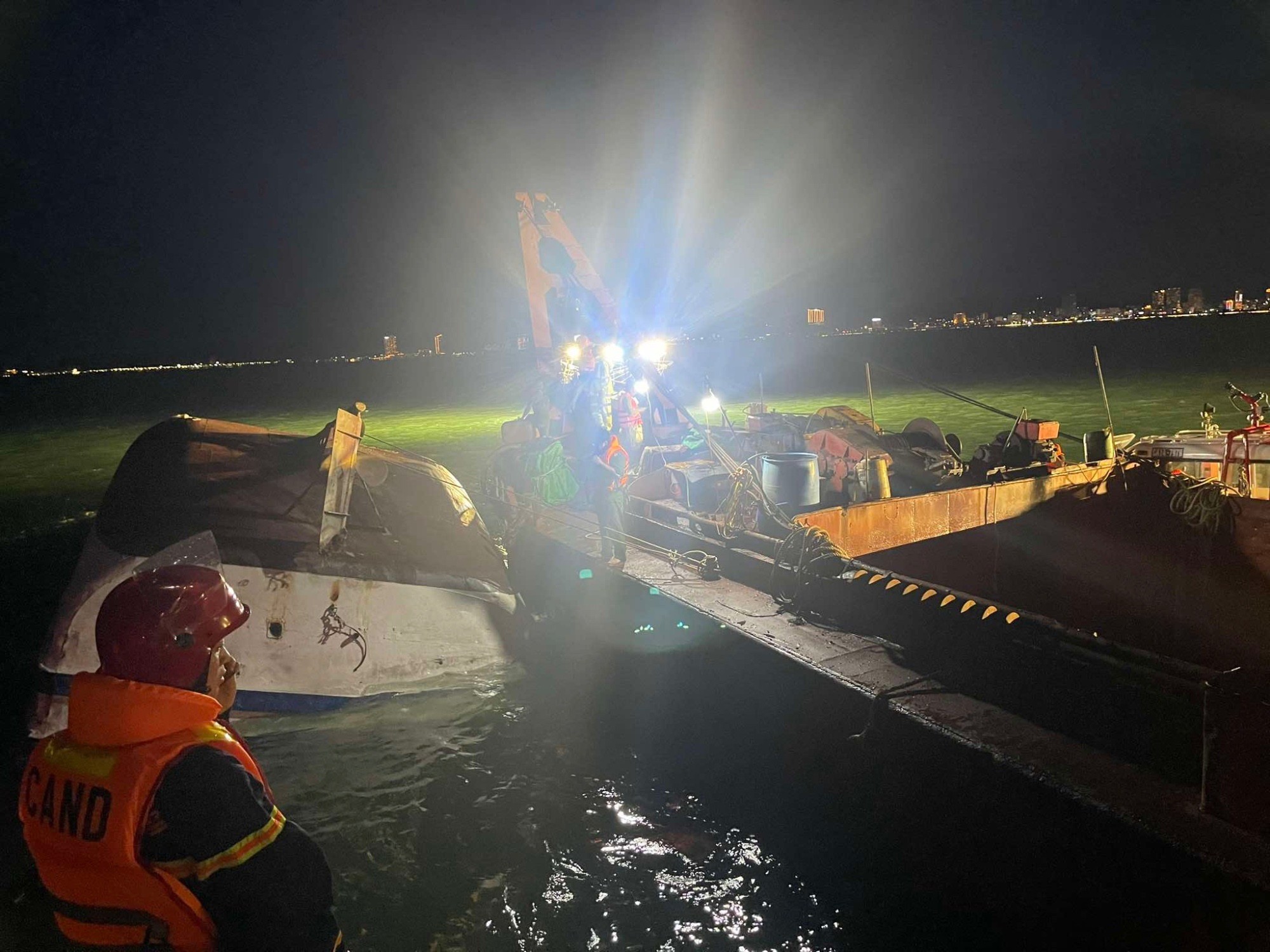 Việc lật lại tàu du lịch gặp khó khăn. Ảnh: Phạm Công