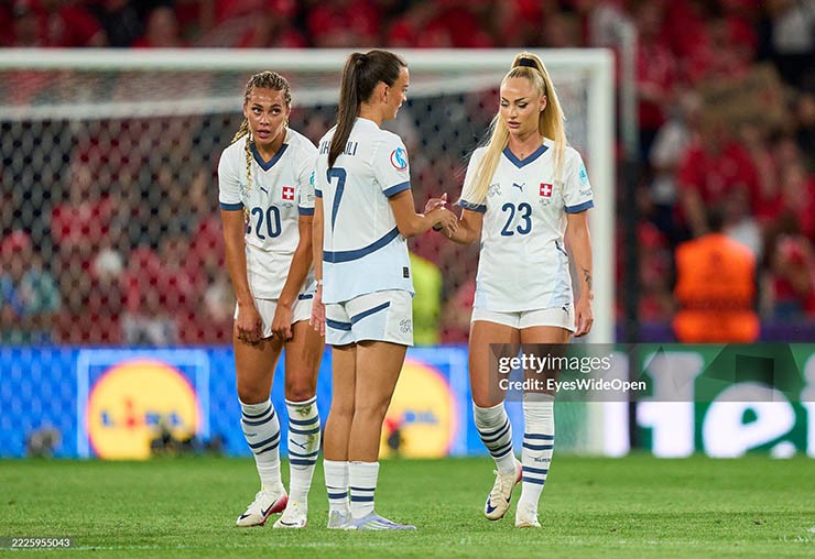 Nữ cầu thủ mặc bikini đẹp nhất thế giới, thu hút 17 triệu lượt theo dõi - 1