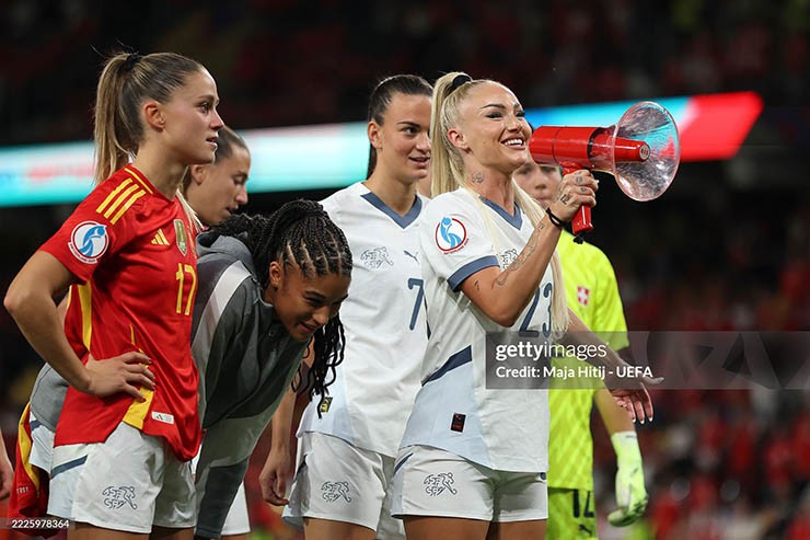 Nữ cầu thủ mặc bikini đẹp nhất thế giới, thu hút 17 triệu lượt theo dõi - 3