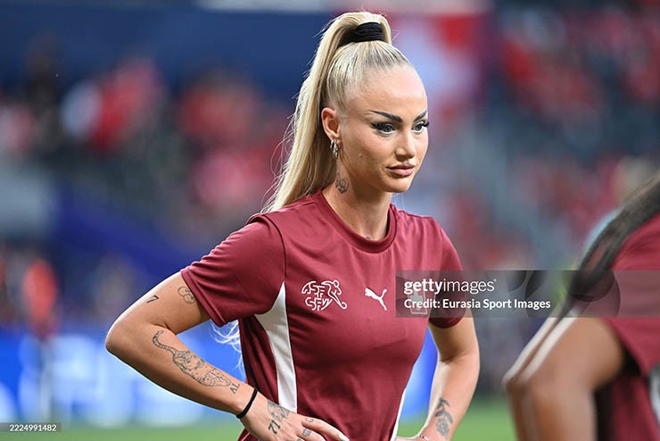 Nữ cầu thủ Alisha Lehmann thu hút đặc biệt ở EURO nữ 2025