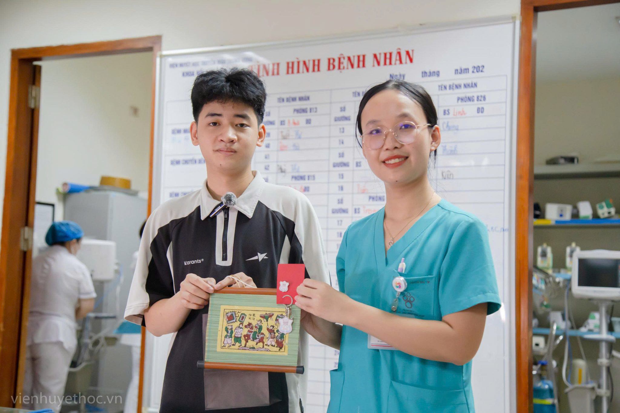 ThS. Phan Thị Thuỳ Trang đã tặng em Bách bức tranh Vinh quy bái tổ để chúc mừng thành quả học tập của em. (Ảnh: Chiến Trần).