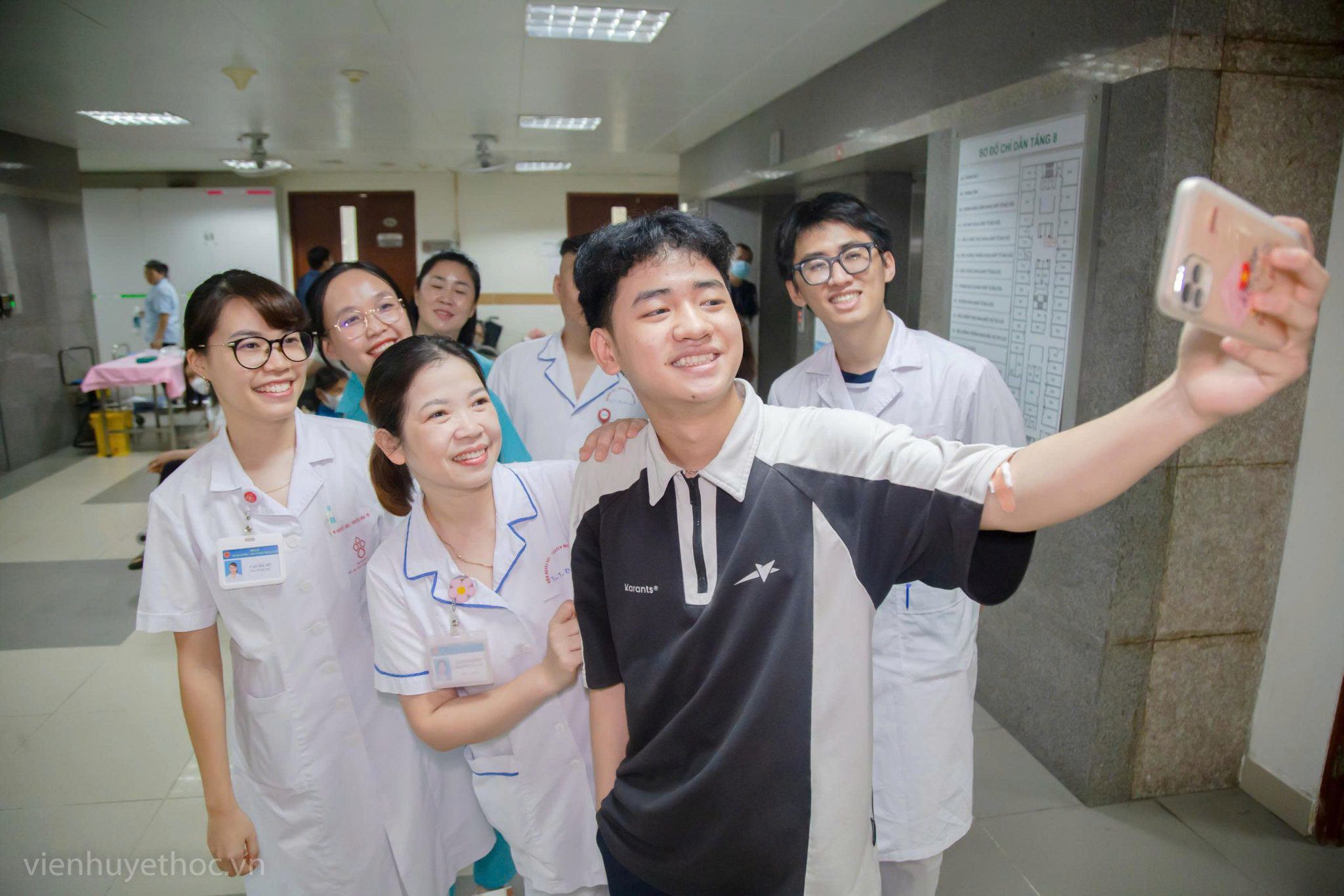 Trương Huy Bách được các y, bác sĩ khoa Hồi sức cấp cứu yêu mến vì sự chăm chỉ, ham học và nghị lực phi thường. (Ảnh: Chiến Trần)