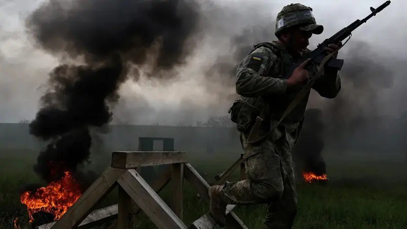 Tân binh Ukraine được huấn luyện trên thao trường (ảnh: Reuters)