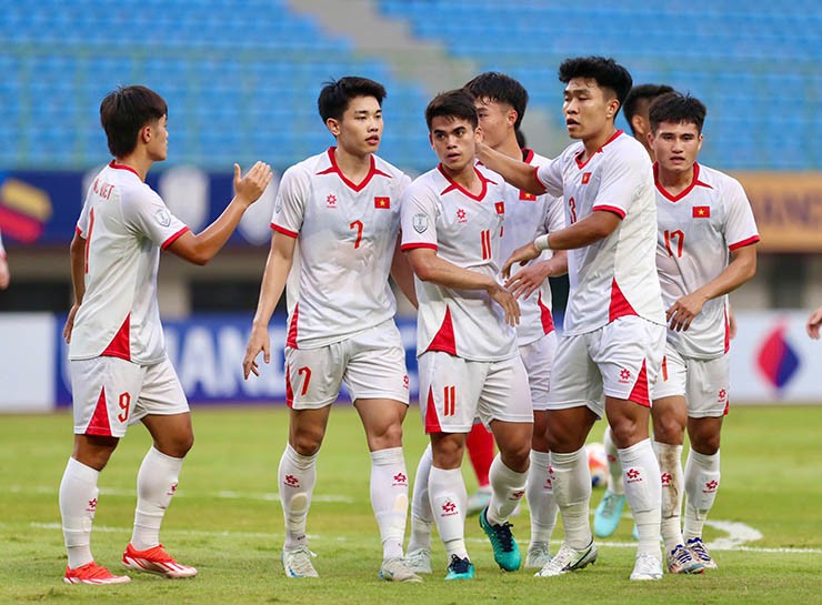 Khuất Văn Khang (số 11) mở tỷ số cho U23 Việt Nam