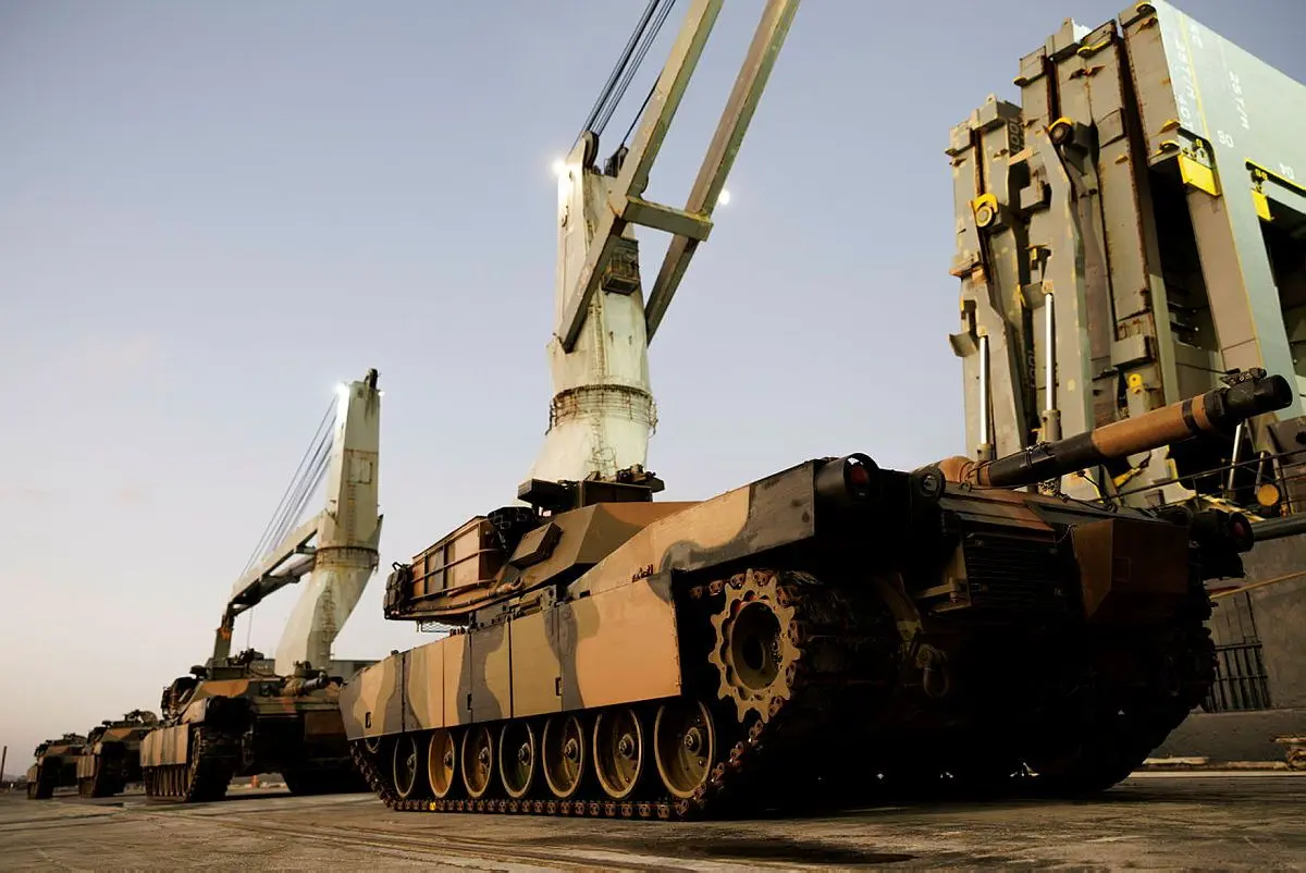 Các xe tăng Abrams được đưa lên tàu vận tải ở Úc để vận chuyển tới Ukraine. Ảnh: Bộ Quốc phòng Úc.