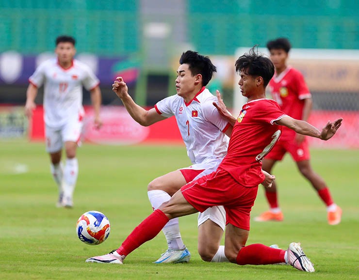 U23 Việt Nam (áo trắng) thi đấu nỗ lực