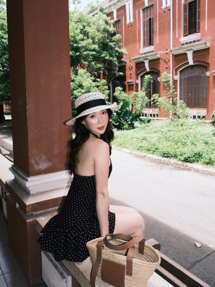 Không có nhiều cơ hội hoạt động trong giới giải trí nhưng Sun HT vẫn được cộng đồng mạng nhớ đến nhờ sở hữu vẻ ngoài thu hút và hội bạn thân gồm những tên tuổi đình đám như Chi Pu, Quỳnh Anh Shyn, Salim.