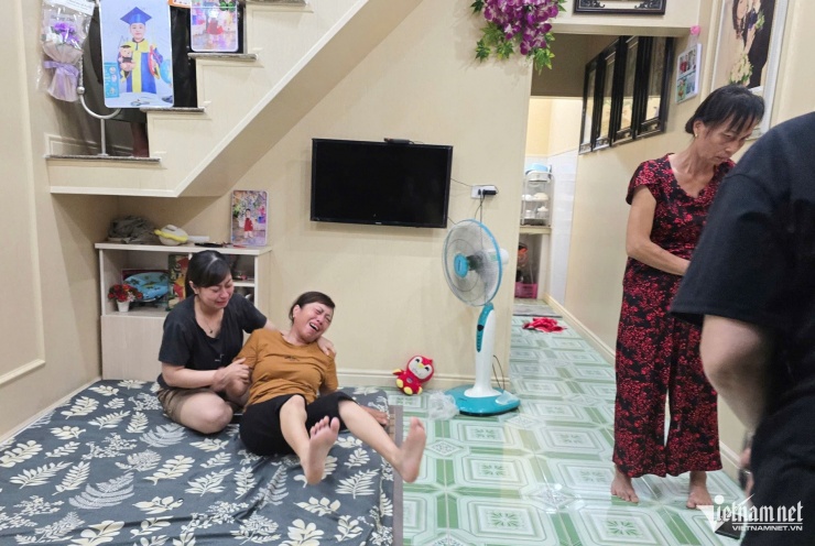 &nbsp;Người thân của nạn nhân đau xót khi nghe tin. Ảnh: Mỹ Dung