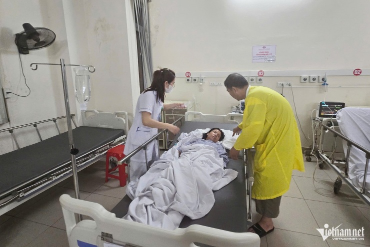 Ông Chiến đang chăm sóc vợ là bà Bình tại Bệnh viện Đa khoa tỉnh Quảng Ninh. Ảnh: Mỹ Dung