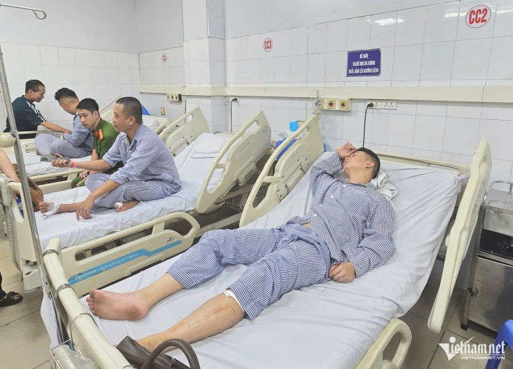 Anh Đinh Đức Hiệp (ngoài cùng) đang nằm tại bệnh viện Đa khoa tỉnh sau cú sốc lớn. Ảnh: Mỹ Dung