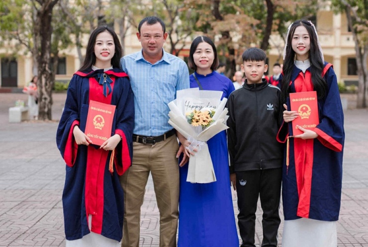 Thảo, Thương cùng bố mẹ và em trai