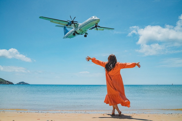 Để săn được khoảnh khắc máy bay hạ cánh ở bãi Đầm Trầu, du khách phải xem ứng dụng theo dõi chuyến bay rồi canh giờ. Ảnh: Nguyễn Hồng Nhật