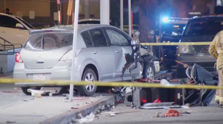 Hiện trường ô tô lao vào đám đông ở khu East Hollywood trung tâm TP Los Angeles (bang California, Mỹ) ngày 19-7. Ảnh: KNN NEWS