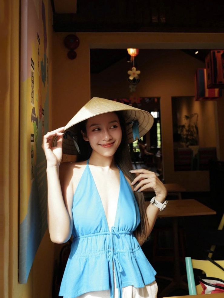 Trong chuyến du lịch Hội An tuần trước, Khả Ngân xuất hiện duyên dáng cùng áo peplum cổ yếm xẻ sâu - xu hướng hot gần đây với giới trẻ Việt Nam. Thiết kế đính sẵn mút ngực đem lại sự tiện lợi và vẻ nữ tính, giúp người mặc dễ dàng ghi điểm.