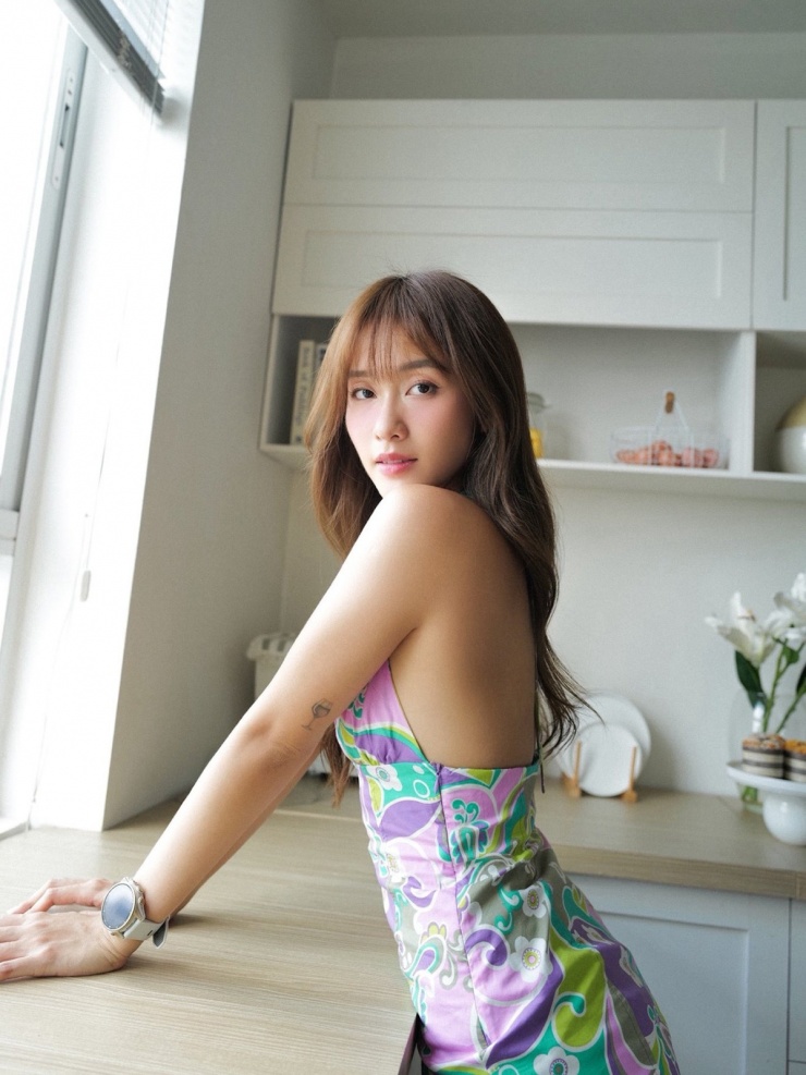 Đặc trưng của trang phục cổ yếm là khoảng hở sau lưng, bổ sung nét quyến rũ chừng mực cho tổng thể.