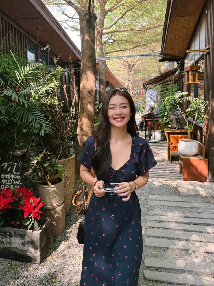 Song hành thiết kế tay bèo mềm mại, kiểu cổ chữ V chun ngực tạo cảm giác đường cong vòng một rõ rệt hơn mà không cần nội y quá dày.