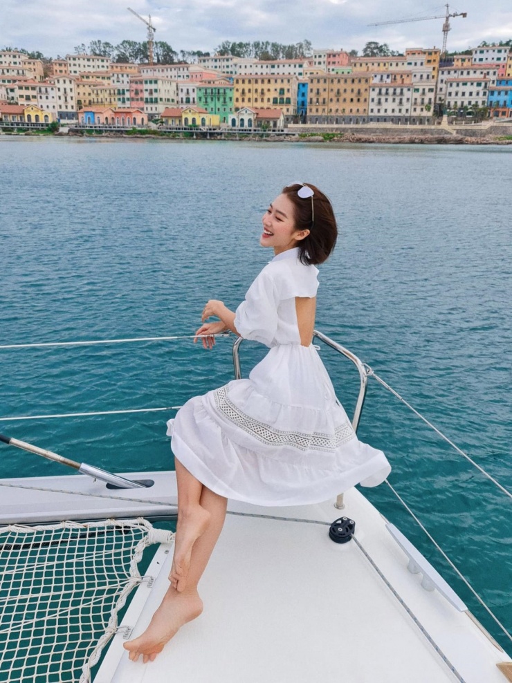 Đầm trắng bay bổng với điểm nhấn cắt khoét sau lưng là lựa chọn lý tưởng để ghi dấu ấn trong chuyến nghỉ dưỡng.