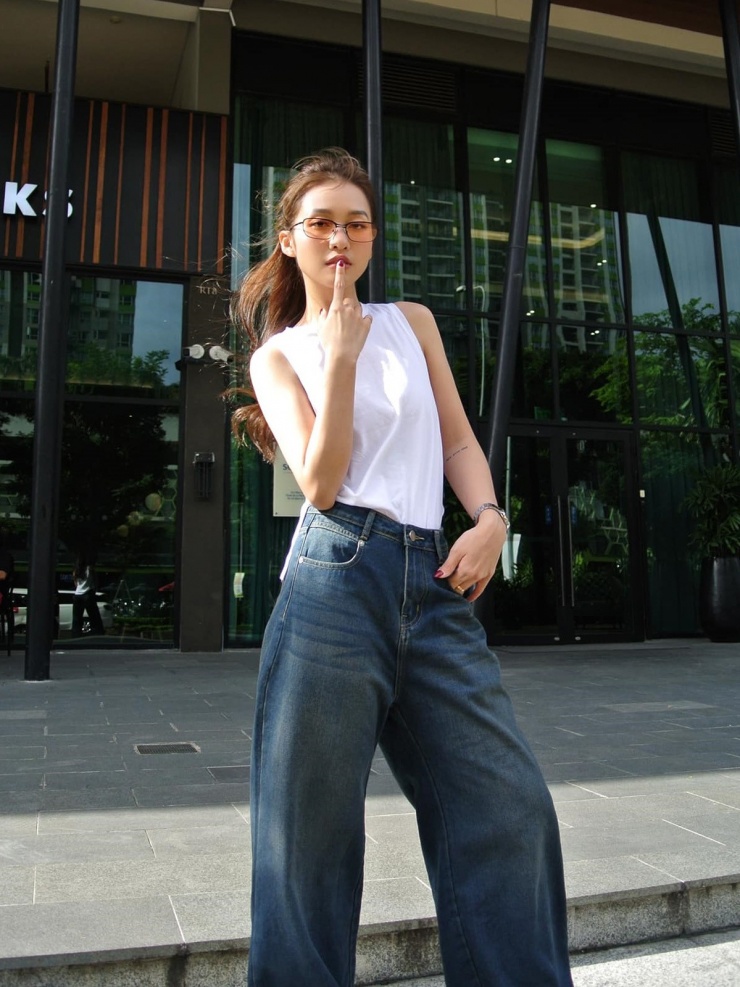 Còn lúc dạo phố, Khả Ngân hướng đến hình ảnh năng động hơn khi kết hợp áo thun cùng quần jeans ống rộng.