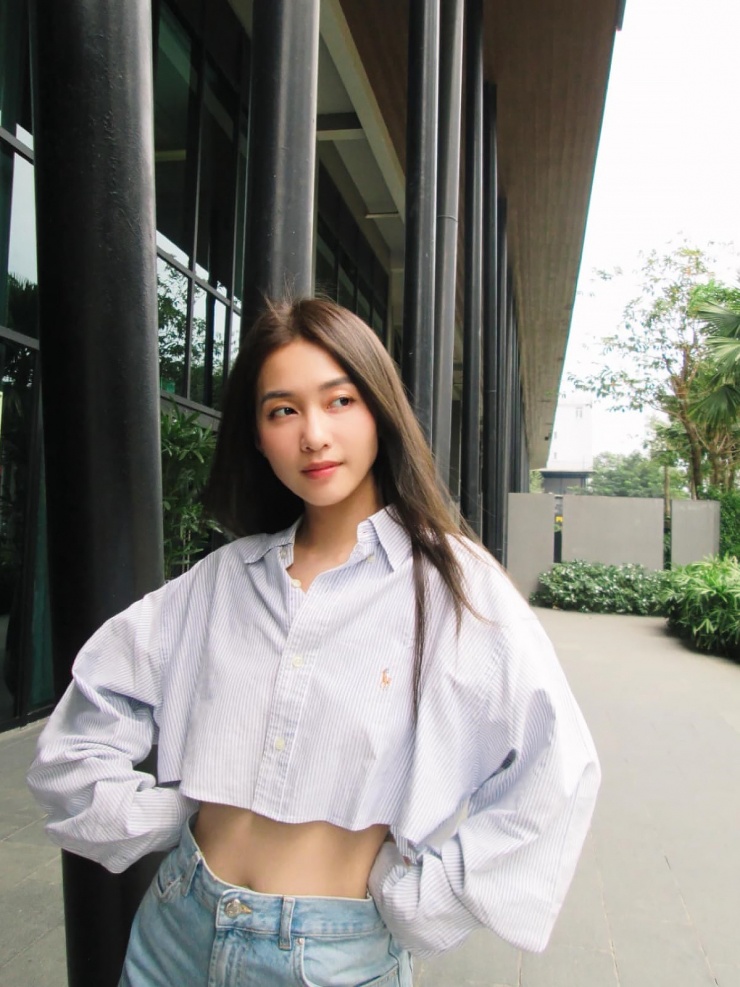 Khi muốn tôn vòng eo nhỏ nhắn, nàng có thể chọn crop top trẻ trung như diễn viên Gia đình mình vui bất thình lình.