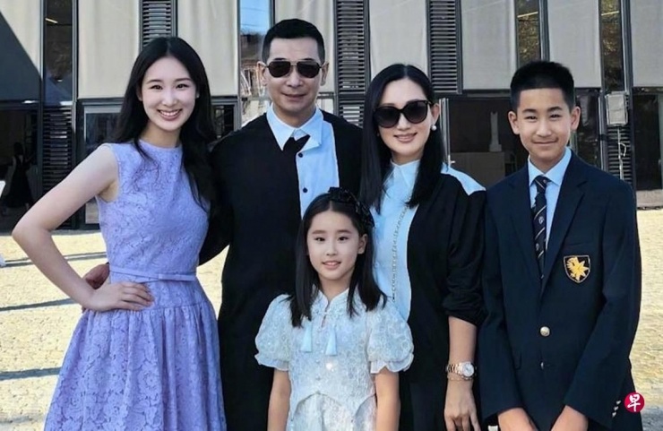 Triệu Văn Trác (thứ hai từ trái sang) đã đăng bức ảnh gia đình để chúc mừng lễ tốt nghiệp trung học của con gái lớn "Rose" Triệu Tử Nghi (thứ nhất từ trái sang). Ảnh: Weibo.