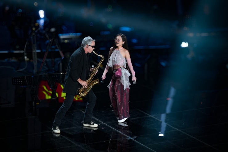 Phương Mỹ Chi kết hợp cùng nghệ sĩ saxophone trên sân khấu Sing!Asia 2025 (Ảnh: FBNV).