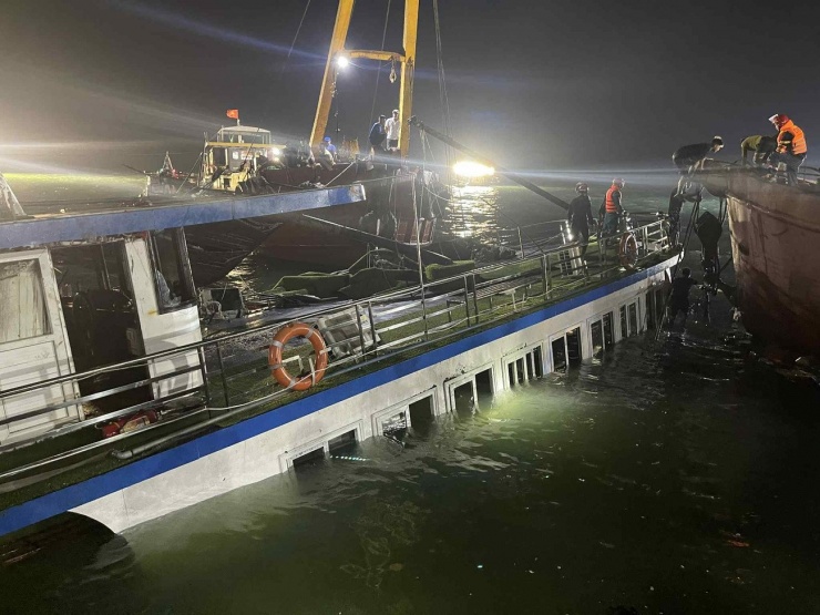 Khoảng 1h30 sáng 20/7, lực lượng chức năng đã lật lại được thân tàu đắm.