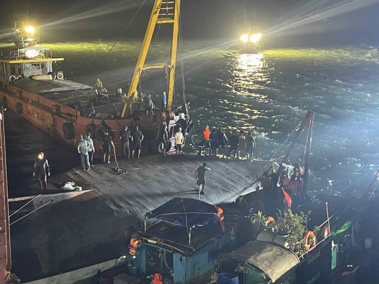 4 tàu lớn được huy động đến hiện trường để thực hiện công tác lật tàu tìm kiếm.