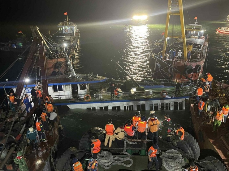 Trong đó, 10 người còn sống và 36 người tử vong. Đến 8h sáng nay, cơ quan chức năng đã hoàn tất thủ tục, bàn giao 31 nạn nhân tử vong để gia đình đưa thi thể người thân về quê an táng. Tỉnh Quảng Ninh đã hỗ trợ kinh phí và xe để các gia đình đưa nạn nhân về quê.