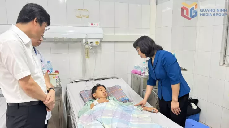 Phó Bí thư Thường trực Tỉnh ủy, Chủ tịch HĐND tỉnh Quảng Ninh Trịnh Thị Minh Thanh thăm hỏi, động viên cháu Hoàng Nhật Minh đang điều trị tại Bệnh viện Bãi Cháy. Ảnh: BÁO QUẢNG NINH