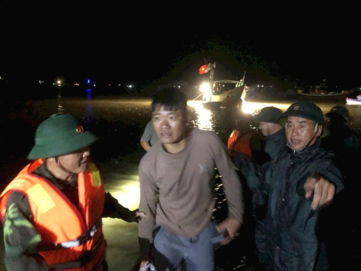 Công tác cứu nạn, cứu hộ được triển khai gấp rút trong đêm.