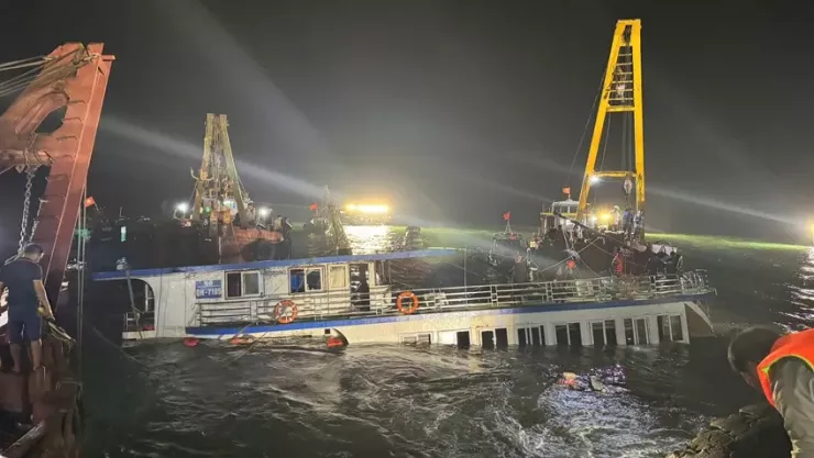 Hiện trường vụ lật tàu tại Vịnh Hạ Long. Ảnh: CTV