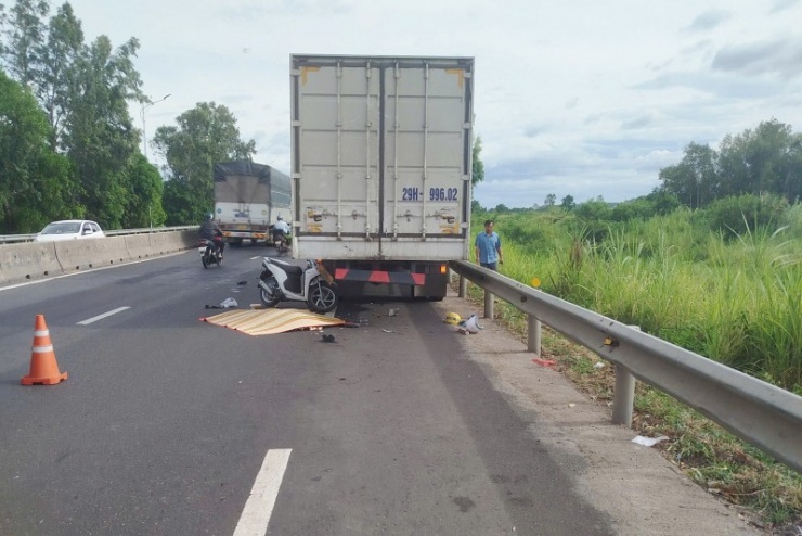 3 bà cháu tử nạn sau khi xe máy tông vào đuôi xe ô tô tải - 1