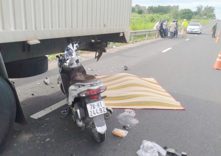 Sau cú va đập mạnh, người phụ nữ chết tại hiện trường, hai cháu nhỏ tử vong sau khi đưa vào Bệnh viện Đa khoa Phú Yên.