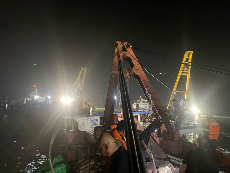 Lực lượng Hải quân phối hợp các lực lượng quân sự, biên phòng, hải quân, cảnh sát biển, công an và cảng vụ tìm kiếm cứu hộ, cứu nạn. Ảnh: Lữ đoàn 170