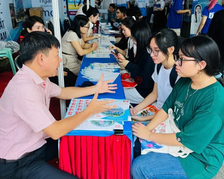 Nhiều thí sinh tư vấn chọn ngành, đăng ký nguyện vọng tại Trường ĐH Công nghiệp TP.HCM. Ảnh: ICC