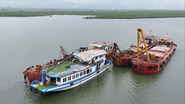 Sáng 20-7, sau khi được trục vớt, tàu Vịnh Xanh QN-7105 đã được lực lượng chức năng lai dắt về khu vực Nhà máy đóng tàu Hạ Long, dưới chân cầu Tình Yêu, để phục vụ công tác khám nghiệm điều tra nguyên nhân vụ lật.