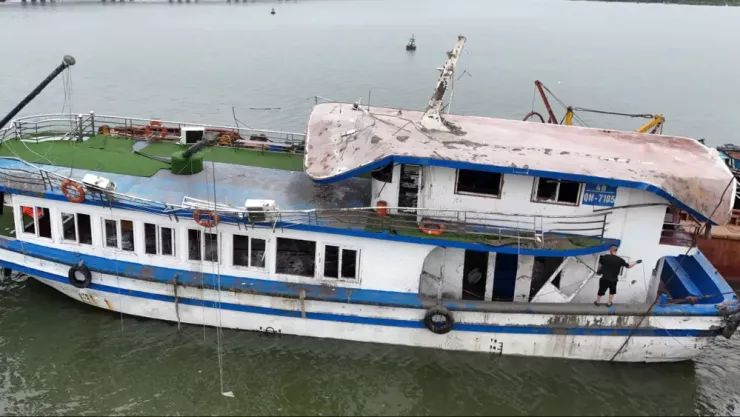 Cơ quan chức năng tiếp cận thân tàu để thực hiện công tác khám nghiệm, điều tra.
