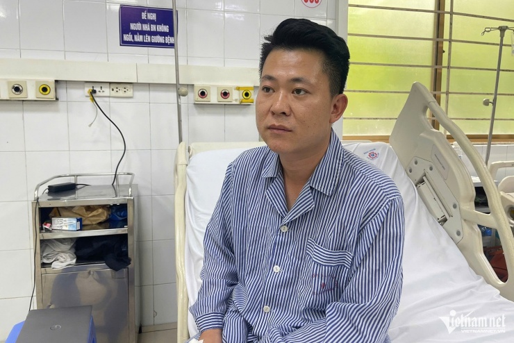 Anh Đặng Anh Tuấn bàng hoàng kể lại sự việc. Ảnh: Phạm Công