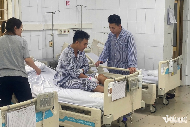 Anh Tuấn đã ổn định sức khỏe nên đi thăm hỏi, động viên những nạn nhân khác. Ảnh: Phạm Công