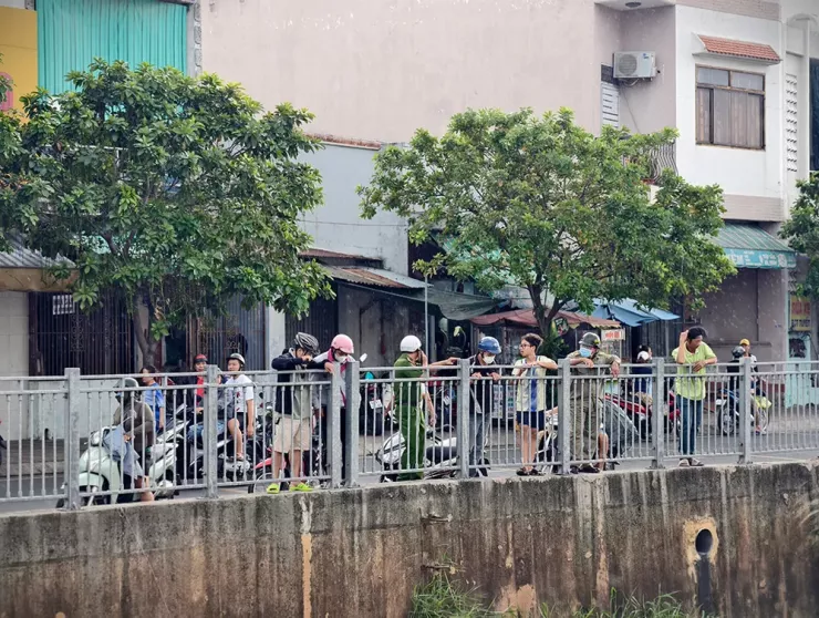 Nhiều người dân cho biết con cá sấu xuất hiện khoảng hai tuần nay ở kênh Nước Đen. Ảnh: NT
